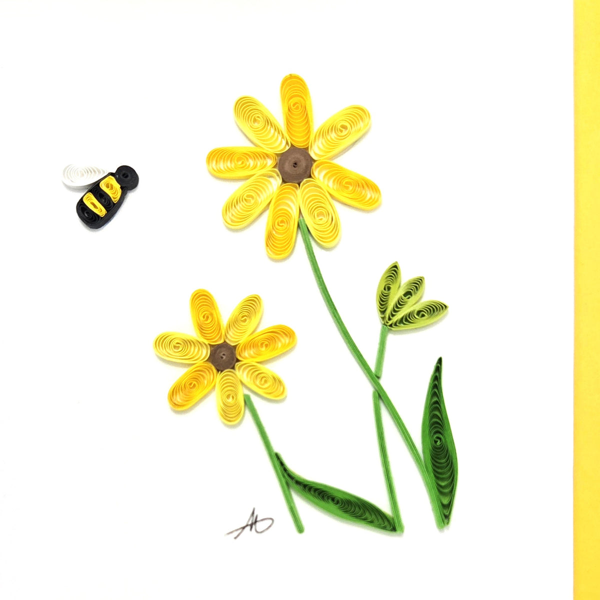 #54 - Daisy flower with bee